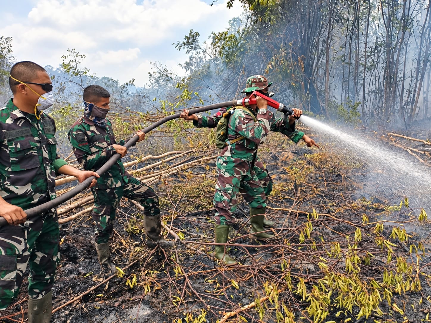Tim Gabungan Terus Bergerak di Pulau Jum’at dan Batang Gangsal, Asap Tipis Masih Muncul