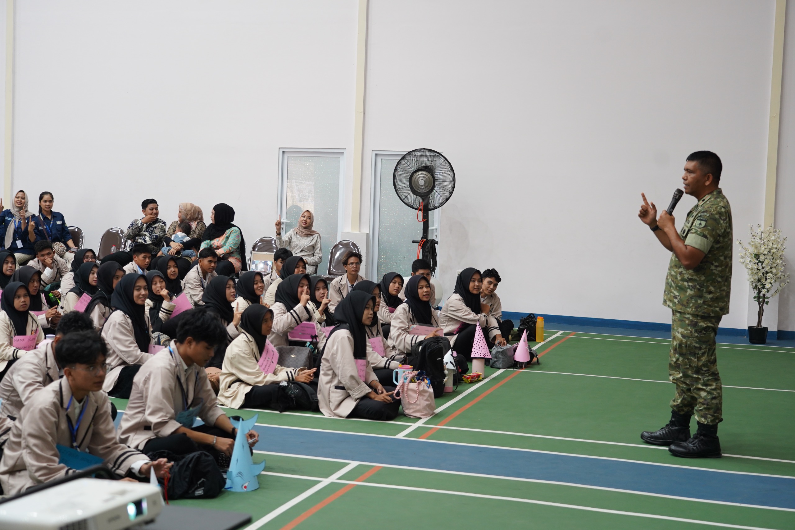 Tanamkan Nilai Kebangsaan Sejak Dini, Danrem 031/WB Bekali Mahasiswa Baru Politeknik Pengadaan Nasional Pekanbaru